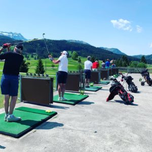 Barbara Stauffer gibt auch auf dem Golfplatz Humortrainings für mehr Lockerheit und Selbstsicherheit in diesem Sport.