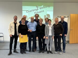 Charismatisch schlagfertig im Business dank einem Humortraing mit Barbara Stauffer, Germanistin und Expertin für Business-Humor und Kommunikation.